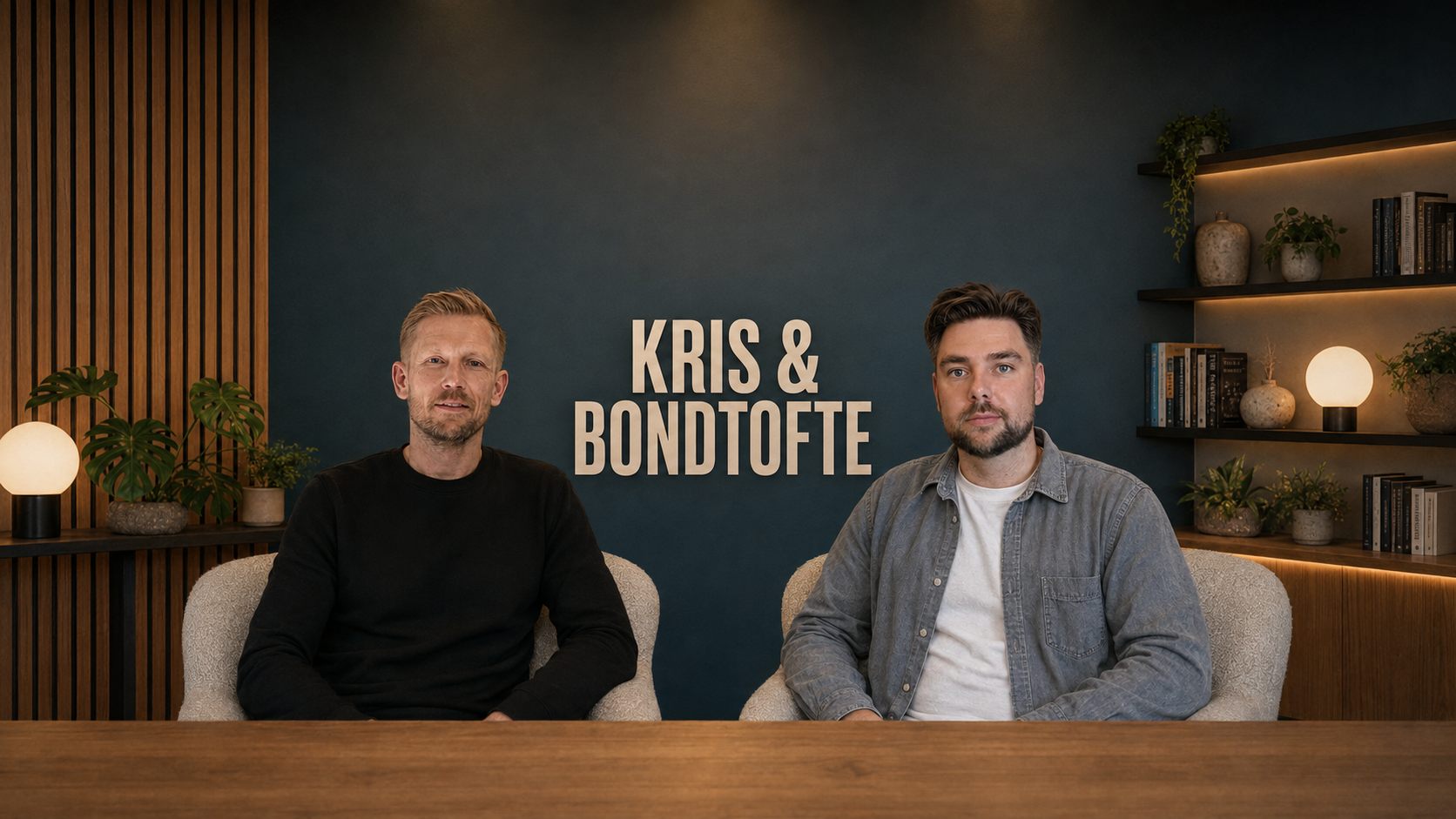 Matti Kris Ljungberg og Henrik Bondtofte i studiet bag podcasten Kris og Bondtofte
